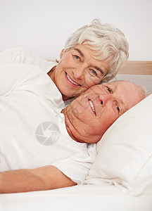 醒来微笑 一对年长夫妇躺在床上的肖像图片