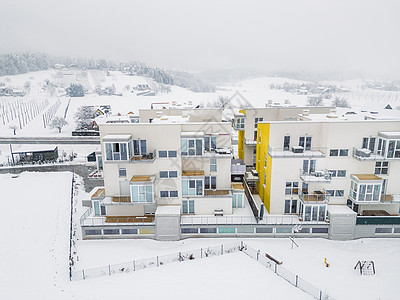 斯洛文尼亚下雪农村中部新的现代公寓楼群的空中景象(图1)图片