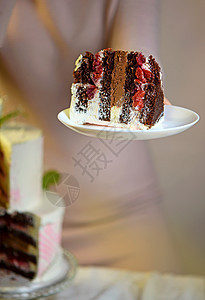 喜庆婚礼的双层蛋糕 上面装饰着灰色背景上鲜花的新鮮鲜花 (Y 我)图片