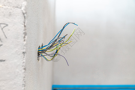 墙上彩色电线 为新房子安装电气设备和 新房屋插头盒子电压维修房间建筑电缆电工活力力量图片