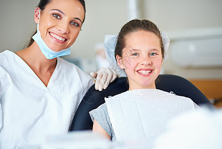 我的牙医是最好的 牙医办公室里一位女牙医和孩子的画像图片