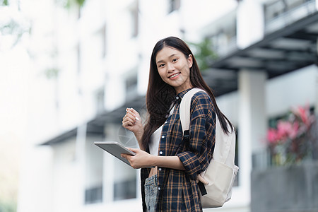 美丽的女学生肖像在大学准备学习 大学里的教育 奖学金和快乐而自豪的女学习者校园团体女性友谊青少年休闲装背包幸福男人技术图片