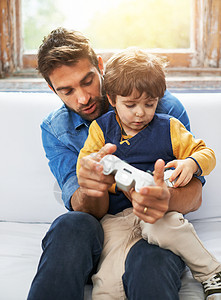 现在你懂了 父亲和他的小儿子在玩电玩游戏吧? (笑声)图片