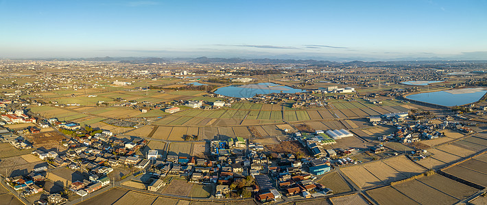 水池景观房屋和储水池对干燥农场的全景空中观察背景