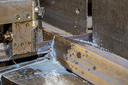 在一个生产时锯子上剪断钢筋剖面图技术工件金属自动机工具制造业钢锯管道润滑剂冷却剂图片