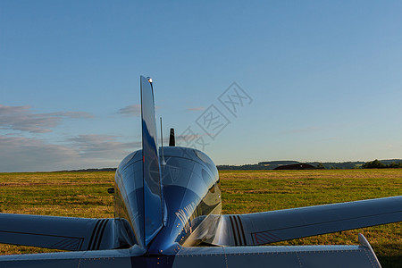 一架小型的二座飞机对着蓝天和白云 向后看地平线座舱跑道商业飞机场车辆天堂天空空气翅膀图片