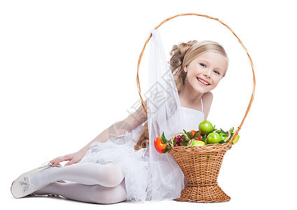带着水果的快乐和美丽的小女孩图片