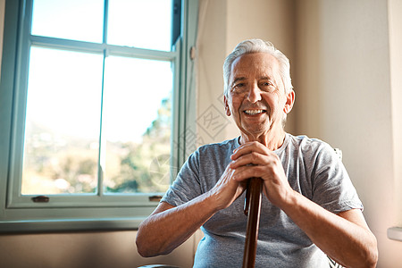 我需要我信赖的手杖 早上 一位快乐的老人坐在疗养院里 手里拿着他的手杖图片