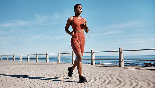 跑步 黑人妇女和海滩锻炼 锻炼和训练健康 健康和有氧运动 非裔美国女性 赛跑者和运动员练习 健身和马拉松 比赛和海洋的耐力图片