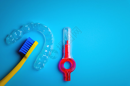 蓝色背景上带透明塑料对准器和牙间刷的牙刷 牙科诊所横幅刷子口腔科化妆品保持器卫生治疗固定器矫正括号牙医图片
