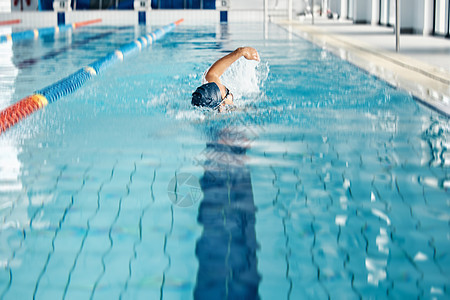 运动员 呼吸或自由泳在游泳池帽中进行运动健康 训练或身体保健运动 锻炼 健身和游泳运动员参加水上比赛挑战图片