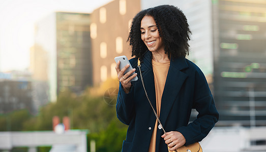 一个人在 5g 互联网和网络上微笑着在手机上的黑人女性 电话短信和城市旅行 使用在线技术的城市快乐女性的手机短信或社交媒体应用程图片