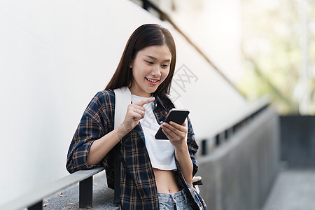 美丽的女学生肖像在大学准备学习 大学里的教育 奖学金和快乐而自豪的女学习者女性青少年男人背包朋友们乐趣幸福街道微笑校园图片