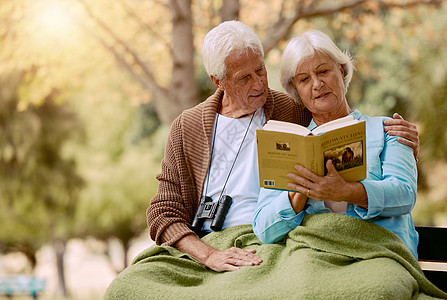 老人 人和书 一对成熟的夫妇在公园里阅读知识和教育 与丈夫和妻子在退休后放松的花园里阅读小说或故事 建立联系 阅读和相爱图片
