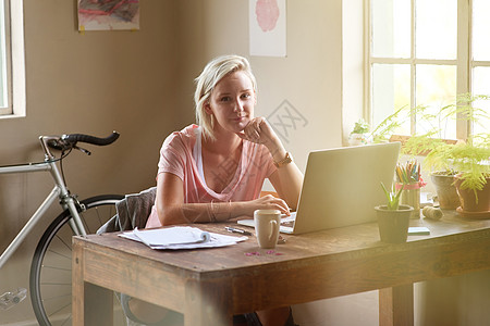 生活太短 不能有无聊的工作 一个女自由职业者的肖像在家里用她的笔记本电脑工作图片
