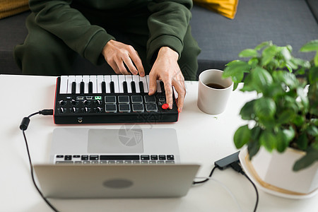 音乐制作人或编曲人使用笔记本电脑和 midi 键盘和其他音频设备在家庭工作室创作音乐的顶视图 击败制作和安排音频内容和创作歌曲概图片
