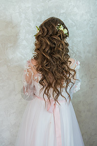 有个女孩带旋翼女郎展示了结婚时的发型头发魅力微笑婚礼女性卷曲裙子摄影成人化妆品图片