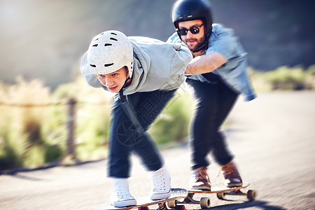 滑冰 长板和朋友在路上快速骑行 为了安全 带着滑板和头盔竞速下坡 极限运动 速度和人或滑板运动员在山口的行动背景图片