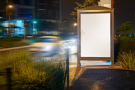 户外广告背景总的来说 户外广告在不断变化 在公共汽车站上有一个空白的灯盒背景