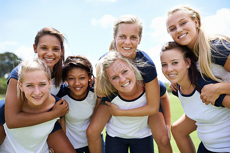 享受强大的团队债券 所有女子运动队都站到一起参加球场上图片