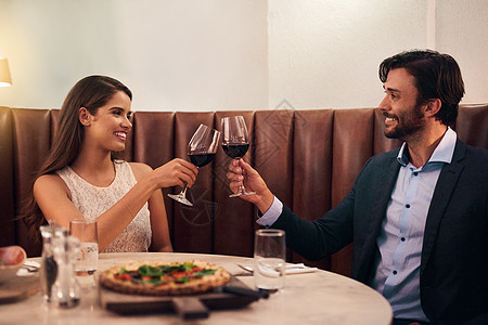 葡萄酒 欢呼和情人节与一对夫妇在餐厅庆祝爱情 浪漫和美食 与年轻男女一起喝酒 烤肉或结婚纪念日 一起浪漫约会图片