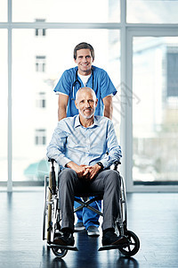 我心里只有他的最大利益 一个男护士的肖像 照顾坐在轮椅上的一位高级病人 (笑声)背景图片