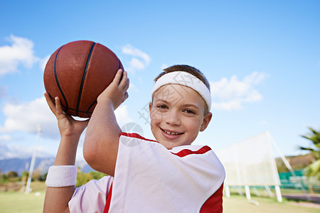 练我的三分球 一个年轻女孩在打篮球的肖像图片