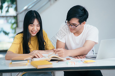 一个亚裔学生正在阅读书本和学习 一起教书智力朋友们知识愿望考试校园大学瞳孔技术演讲图片