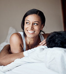 幸福地相爱 一个年轻女人躺在床上 和丈夫一起在家图片