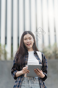 美丽的女学生肖像在大学准备学习 大学里的教育 奖学金和快乐而自豪的女学习者休闲装技术幸福校园女性学校微笑乐趣电脑背包图片