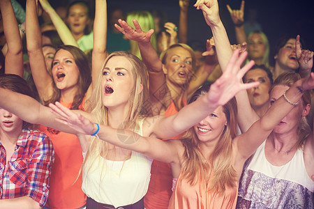 音乐会 音乐节和夜总会的女性或观众人群 舞蹈活动和灯光 迪斯科和俱乐部生活方式的歌唱庆典 狂欢派对或技术派对的粉丝 一群人或青年图片