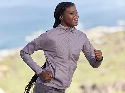 在大自然中与黑人女性一起跑步 健身和训练 以进行远足 马拉松和耐力训练 有氧运动 锻炼和耐力与女跑步者在山路上慢跑以挑战 表现和图片