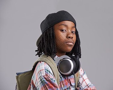 一个非裔美国人男孩在耳机上 听音乐 他从来就不是个有风格的年轻人图片