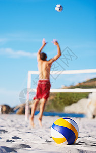 他总是在阳光明媚的一天 玩沙滩排球比赛图片