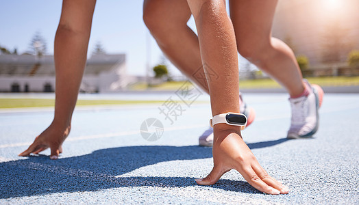 女运动员 跑步者并开始训练 健身和锻炼 以参加比赛 马拉松和在户外跑道上跑步 运动 挑战和速度与有氧运动的运动员一起参加奥运会比图片