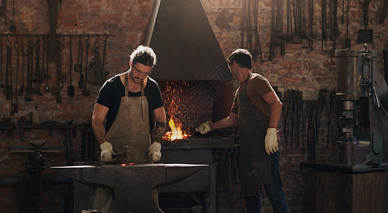 两名金属工人在焊接车间里工作 我们很受压力图片