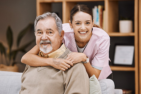 医疗保健 支持和护士与一名老人一起在家中进行医疗 咨询和护理 照顾退休老年患者的护理人员的信任 拥抱和肖像图片