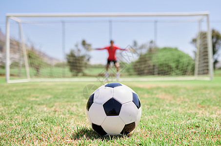 足球 足球场和守门员准备防守 以阻止足球场 草地和体育场的点球比赛进球 足球运动员 守门员挑战和目标训练图片