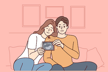 微笑的一对夫妇显示婴儿超声波图片