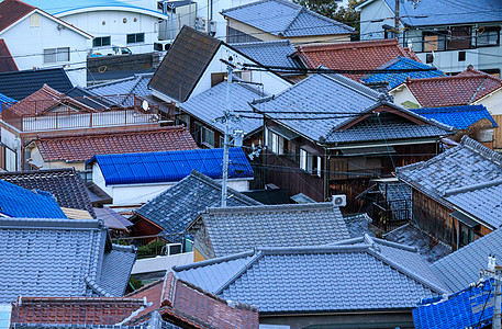 历史文化区日本城镇高密度住宅邻居之家的铺设房屋顶板块背景