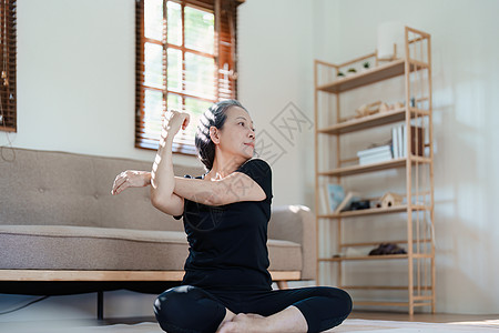 缓解压力 肌肉放松 呼吸练习 锻炼 冥想 亚洲年轻女性通过练习瑜伽放松身体的肖像平衡脉轮瑜珈活动班级女士沉思训练刀刃灵活性图片
