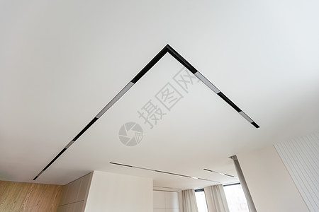 LED 灯条和照明 也称为带状灯或 LED 胶带 悬挂在空客厅石膏板的天花板上 包括筒灯 白墙 室内家居设计和技术图片