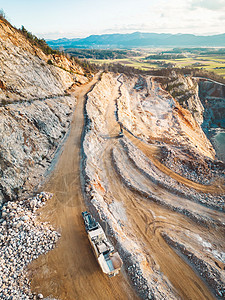 露天矿坑采石场一侧碎石路垂直照片图片