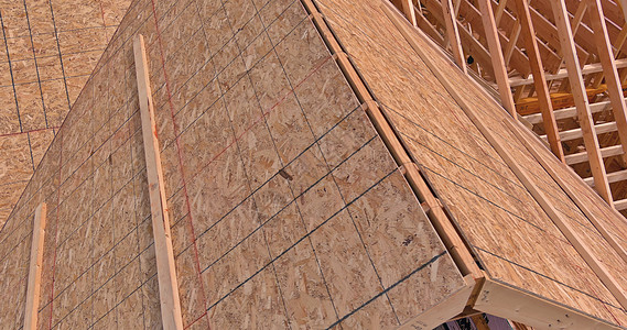 使用现有的框架桁架 制作木屋梁来支撑新建木屋的屋顶图片