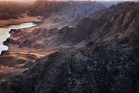 哈萨克斯坦阿拉木图地区峡谷伊利河黎明时市风景的洛奇·罗奇图片