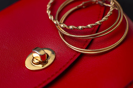 红色皮包上有三个金环耳环图片