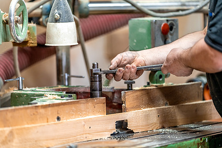 机器手用木匠用磨机更换刀具的刀工艺工作圆圈安全职场代替磁盘旋转男人木头背景