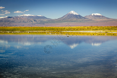 在智利阿塔卡马的日落Sunset带反射湖和火山景观的利坎卡布戏剧性沙漠高原山脉绿洲摄影反射月亮公共公园目的地图片