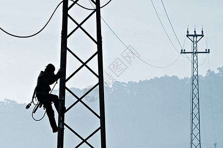 电厂工人背光天空工具力量工业电压车站工作蓝色电缆图片