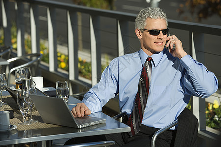 听手机的商务人士套装商业人士领带商务中年微笑男人成人技术图片